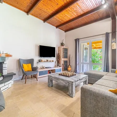 Giourgas House Chlomatiana